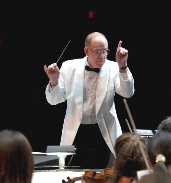 Richard Kaufman conducting an orchestra