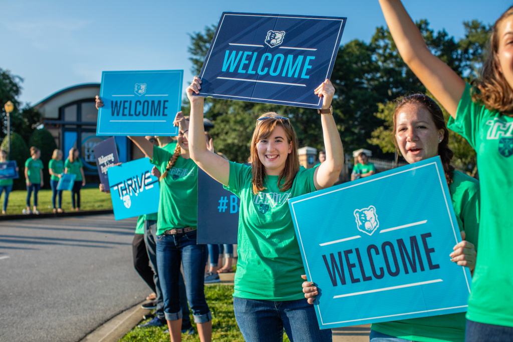 Welcome Week begins with student greeters at check in