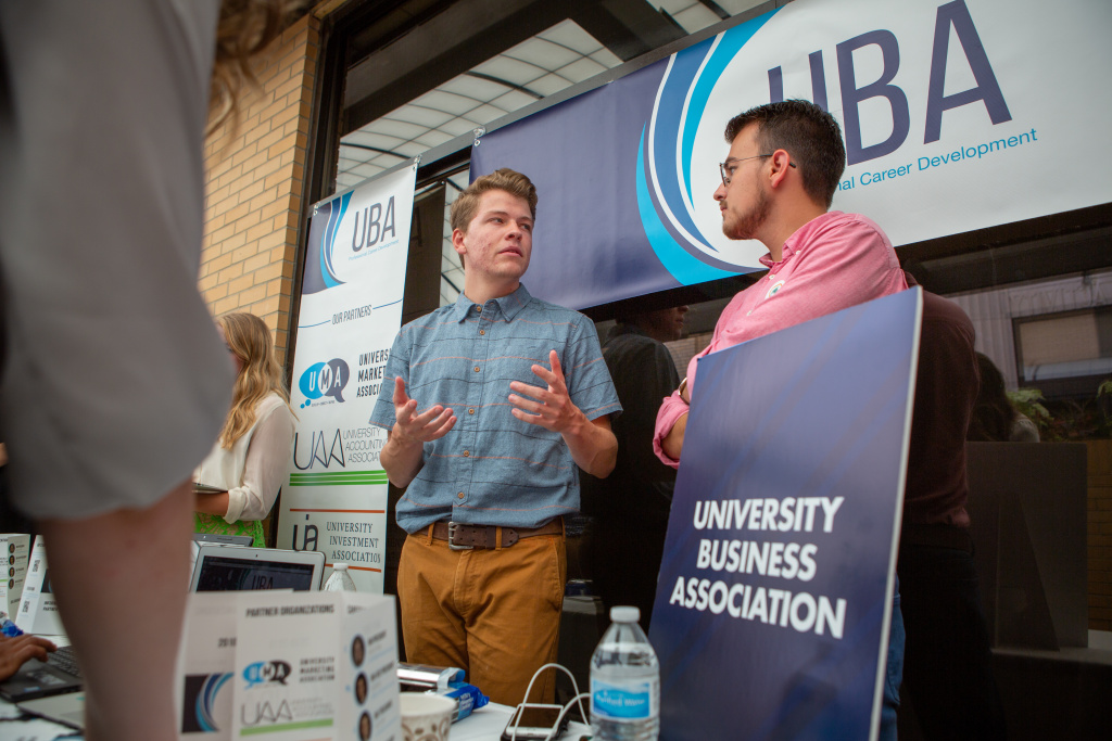 BJU Students consider student organizations at the Opportunities Expo