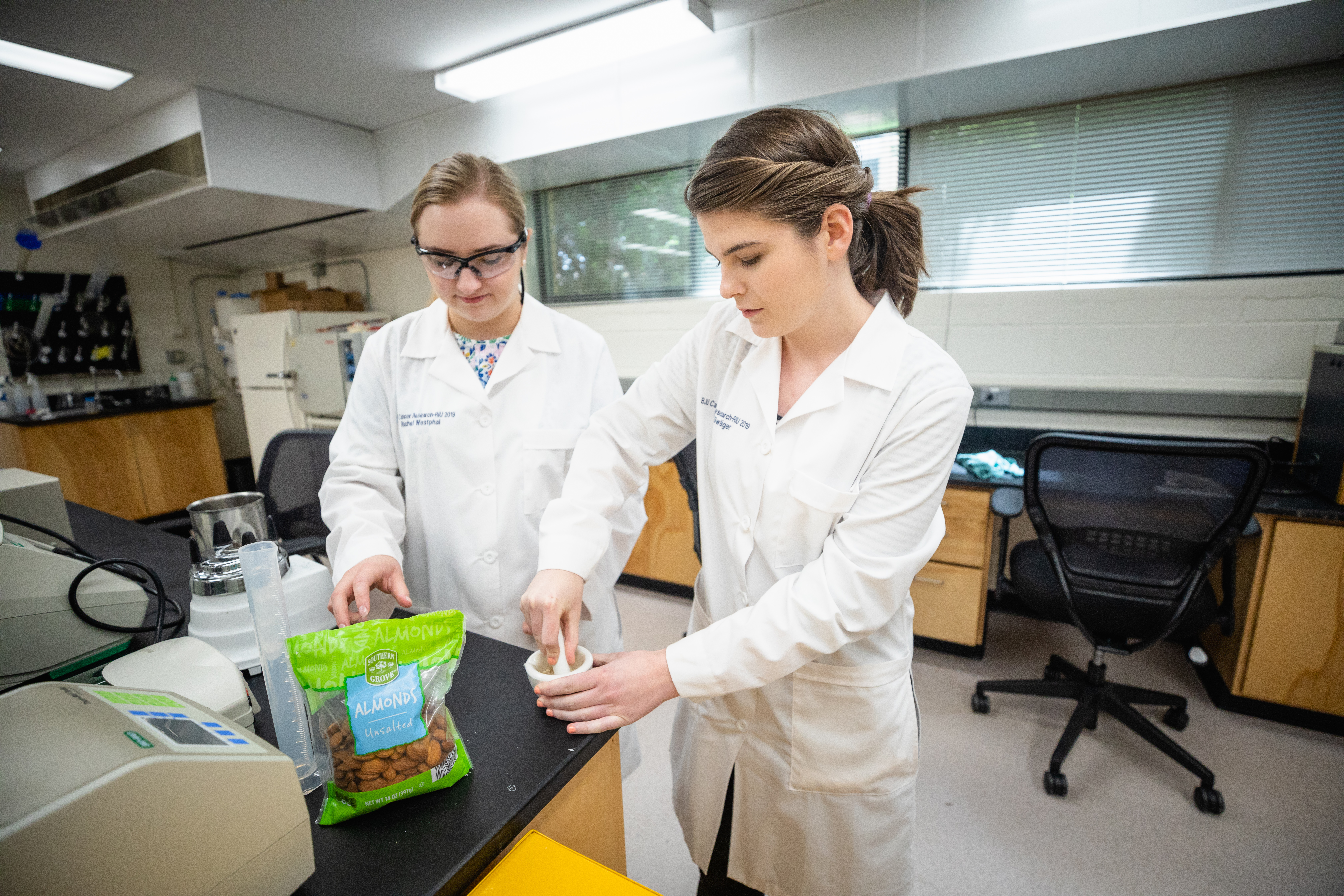 Rachel Westphal and Emily Swäger study the effects of almond extract on cancer cells
