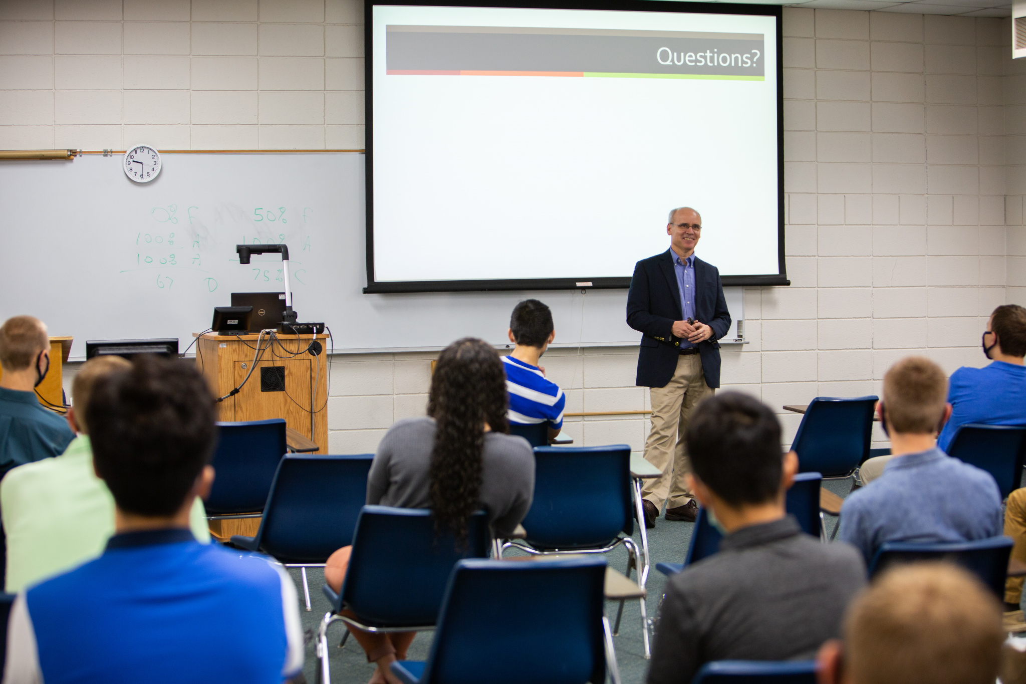 Dr. Bill Lovegrove introduces engineering students to the principles of engineering (Photo by David Ruiz)