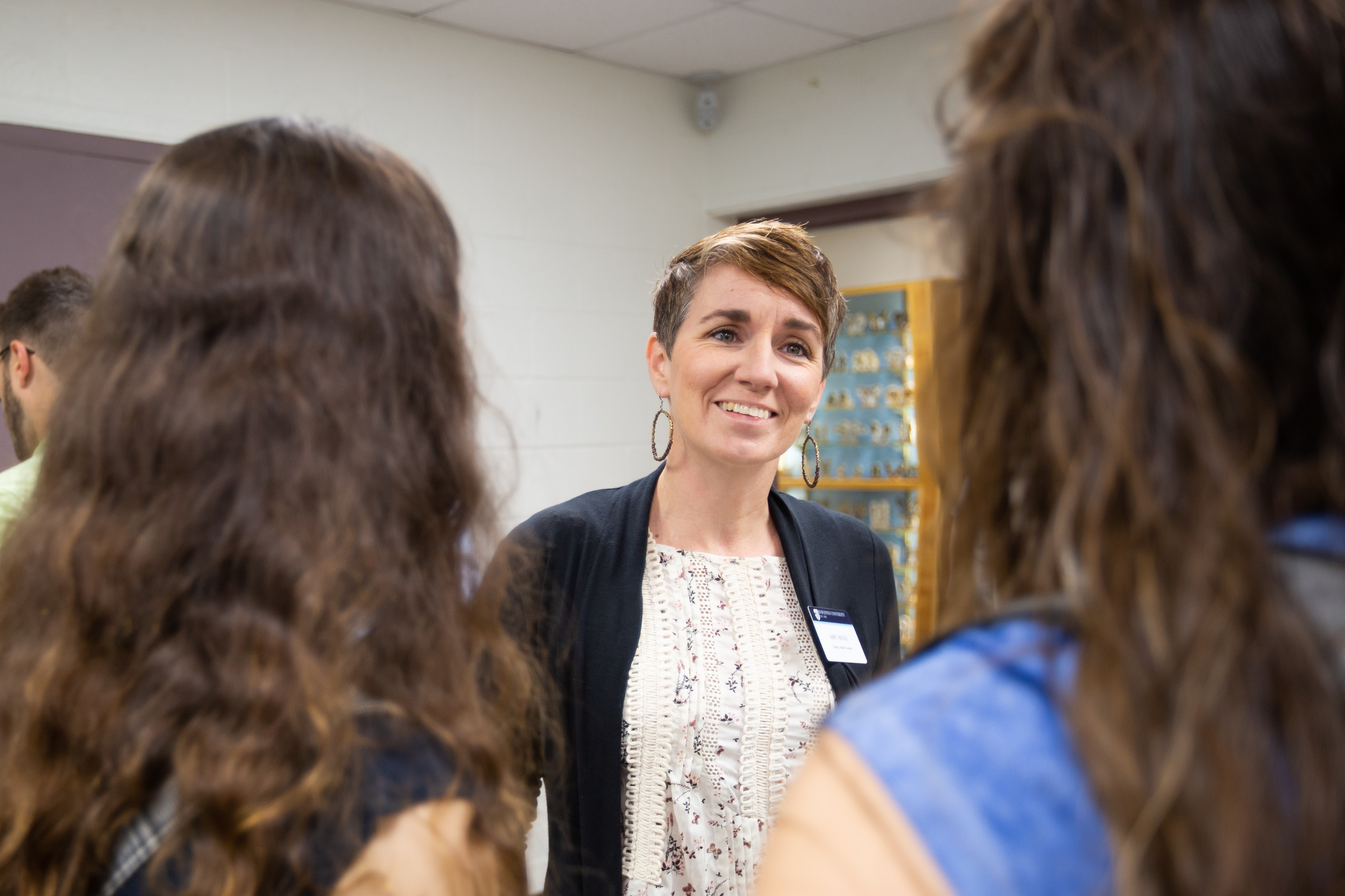 Dr. Amy Hicks meets new health sciences majors at the major meet and greet during Welcome Week